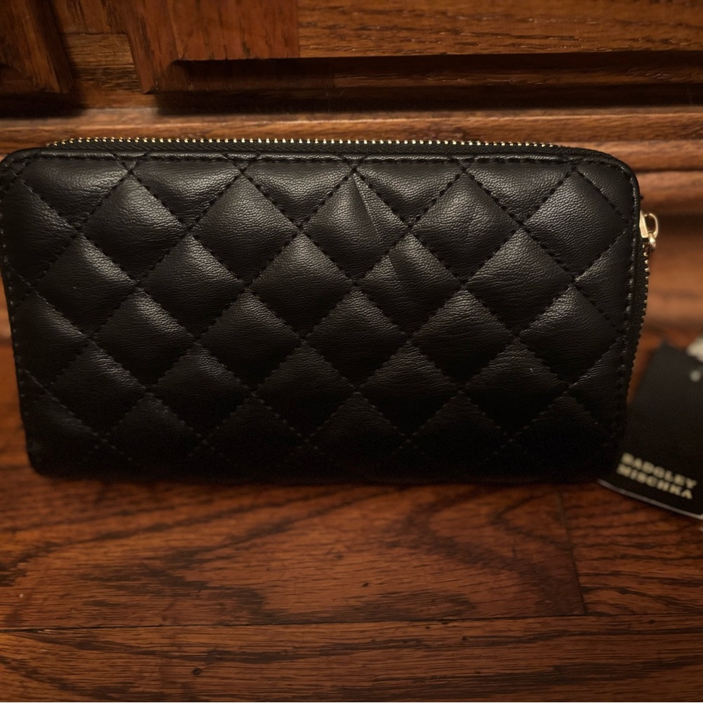 NWT Badgley Mischka Black Quilted Wallet with Gold Hardware - Picture 2 of 6